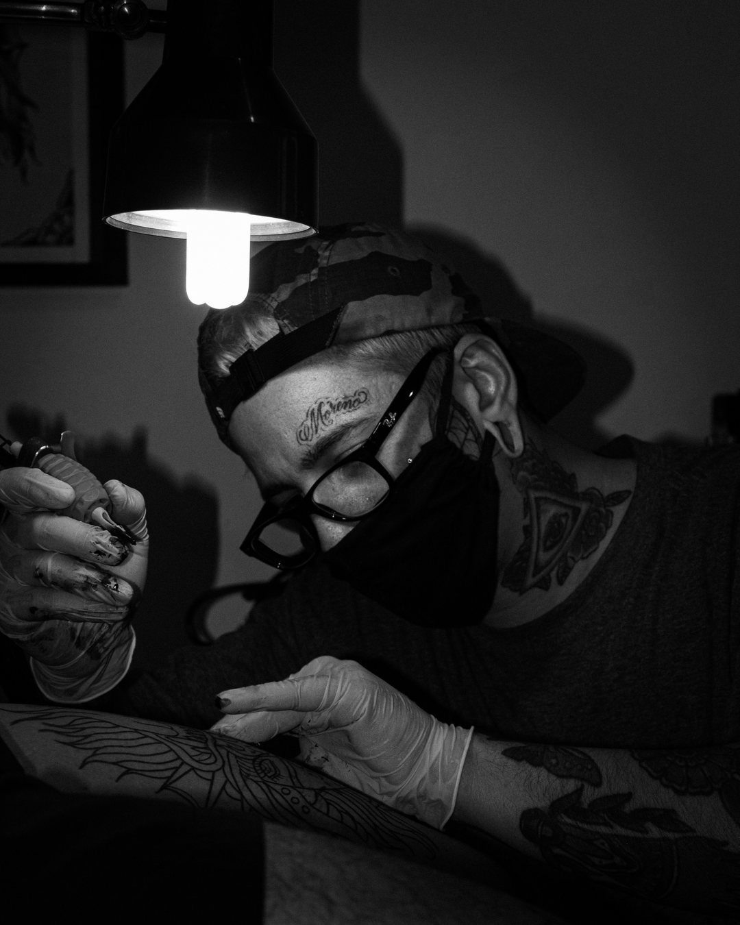 Leo Sanz tatuando en la cabina del estudio